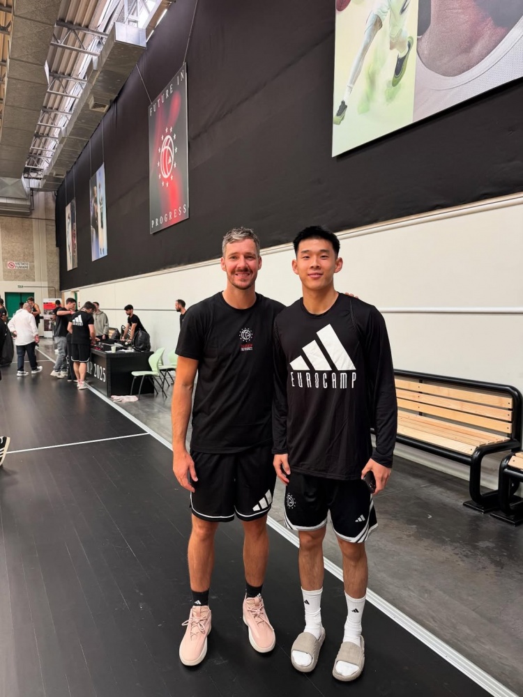 继续征程林葳晒出自己与前NBA球星德拉季奇合照:好玩