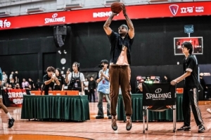 NBA传奇球星卡梅隆·安东尼亮相FIBA篮球之家