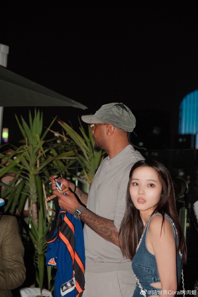 烤肉姐晒与安东尼的合照：谁给我拍这么好看的 摄影师给我加鸡腿