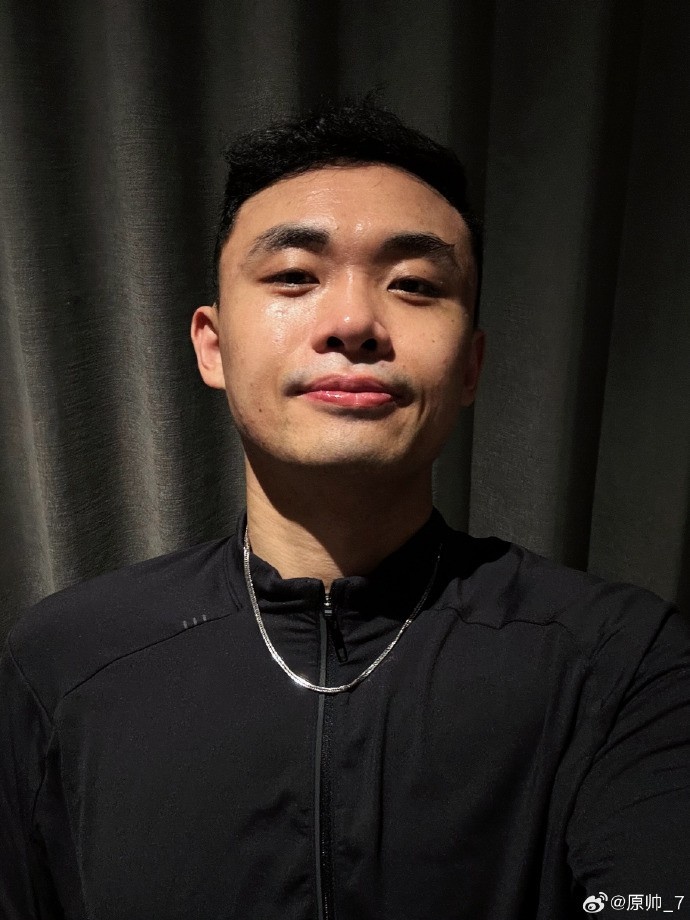 在中年男人的痛 原帅社媒：上个月植了个头发 效果不错！