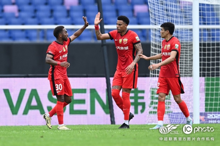 中超联赛第14轮，浙江俱乐部绿城2比2上海海港