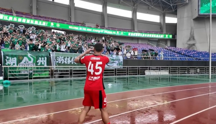 浙江2-2上海海港，莱昂纳多被换下时前往场边向老东家球迷谢场