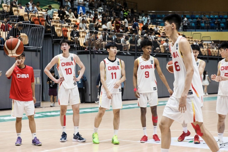 🏀陈家政13分 U19中国男篮5人上双47分大胜维尔茨堡