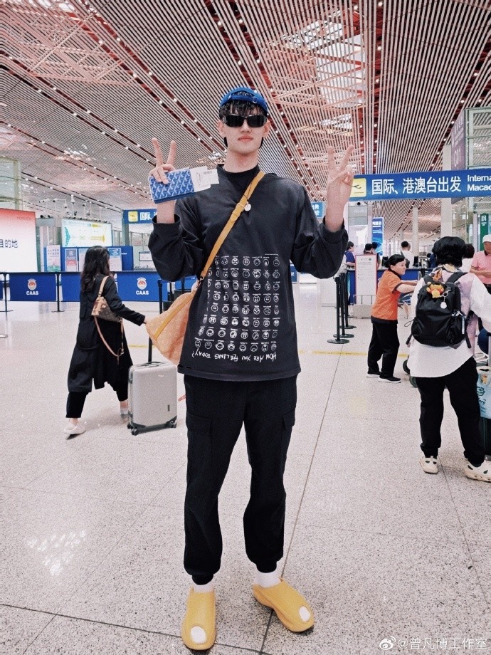 早日康复！曾凡博工作室晒小曾机场照：德国康复训练之旅启程