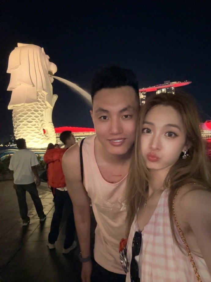 翟晓川妻子晒游玩新加坡的近照：每天无比充实 又累又热