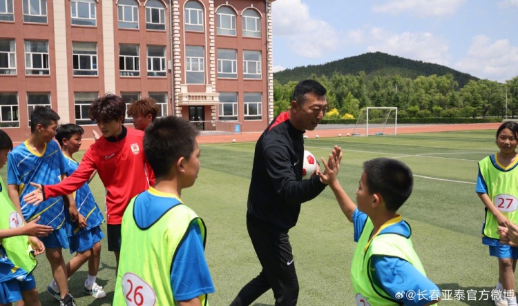 亚泰足球下基层：关爱乡村校园 亚泰足球送课辽源寿山镇中心小学