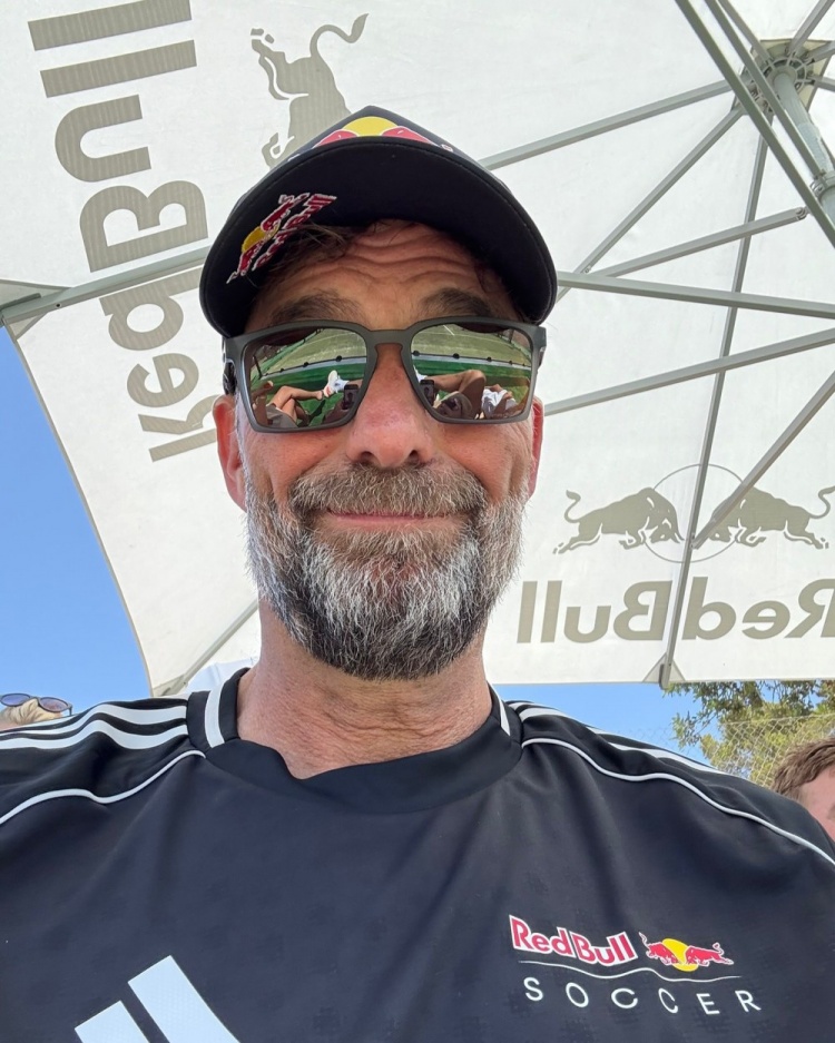 克洛普更新社媒，晒照与朋友打笼式网球：美好的周末！
