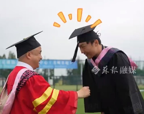 苏州大学副校长前往训练基地，为苏州队守门员纪振勇拨穗