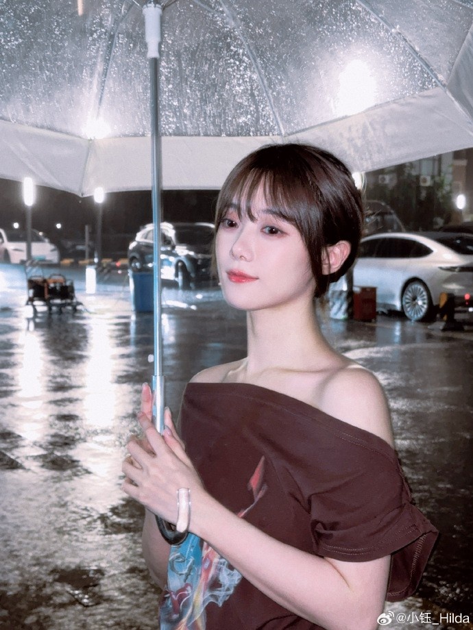 主持小钰晒照：连绵的梅雨季，一会儿开播来找我聊天！