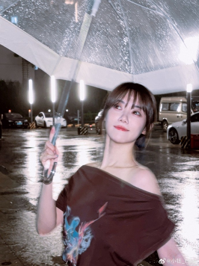 主持小钰晒照：连绵的梅雨季，一会儿开播来找我聊天！