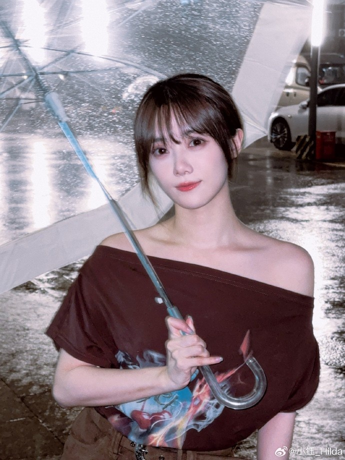 主持小钰晒照：连绵的梅雨季，一会儿开播来找我聊天！