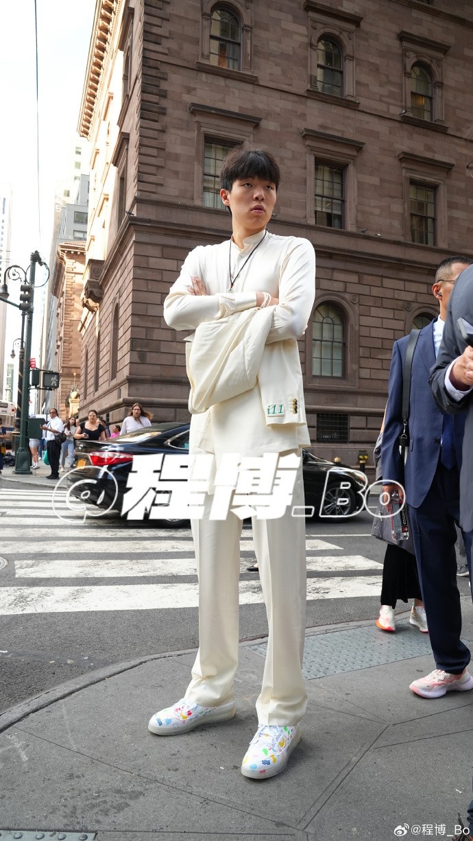 祝小杨好运！杨瀚森一身白色西装出席2025年NBA选秀大会
