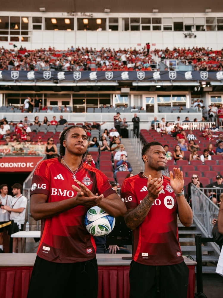 【体育报道】足篮互动！NBA猛龙队两位新秀受邀为多伦多FC开球(图2)