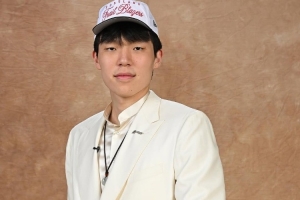 杨瀚森身穿白色西服晒定妆照 富保罗公司旗下新秀备受关注