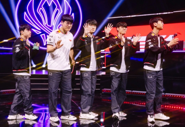 LoL官推发布GEN/AL/BLG/T1战队返图：首轮的获胜者✅