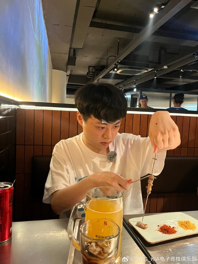 哎哟好吃！ShowMaker上海之旅排队一小时吃上羊肉串