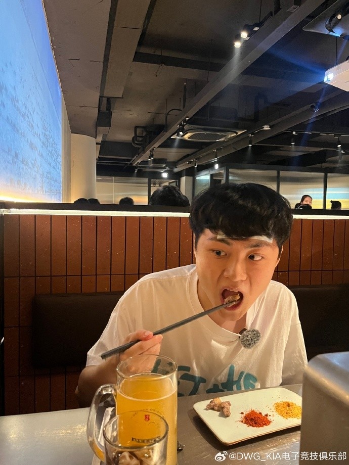 哎哟好吃！ShowMaker上海之旅排队一小时吃上羊肉串
