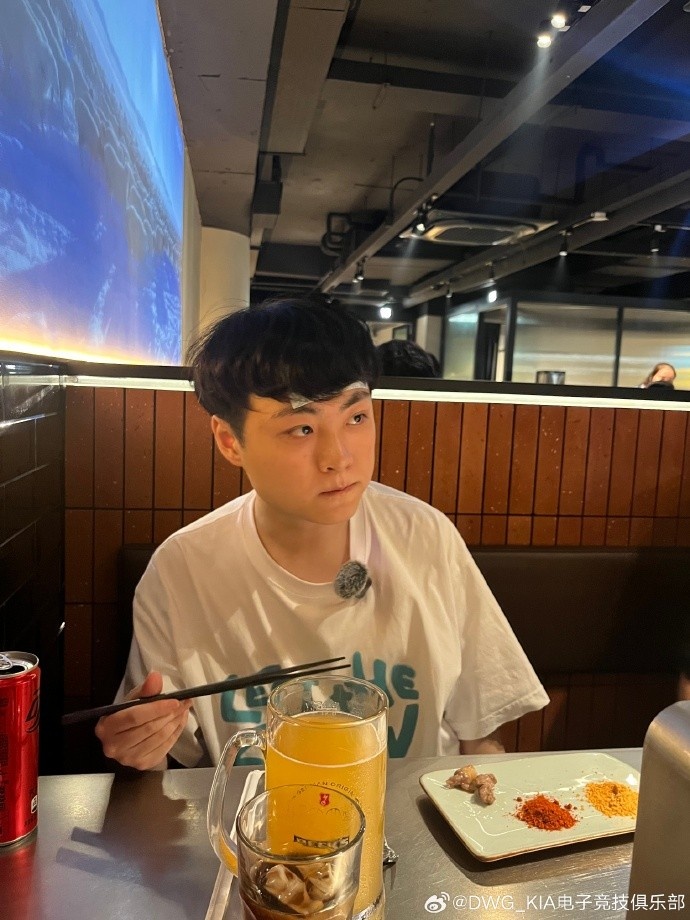 哎哟好吃！ShowMaker上海之旅排队一小时吃上羊肉串