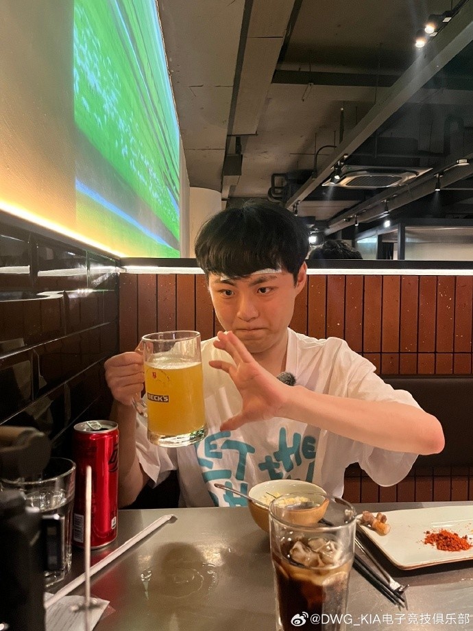 哎哟好吃！ShowMaker上海之旅排队一小时吃上羊肉串