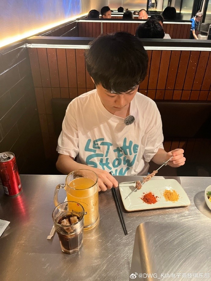 哎哟好吃！ShowMaker上海之旅排队一小时吃上羊肉串