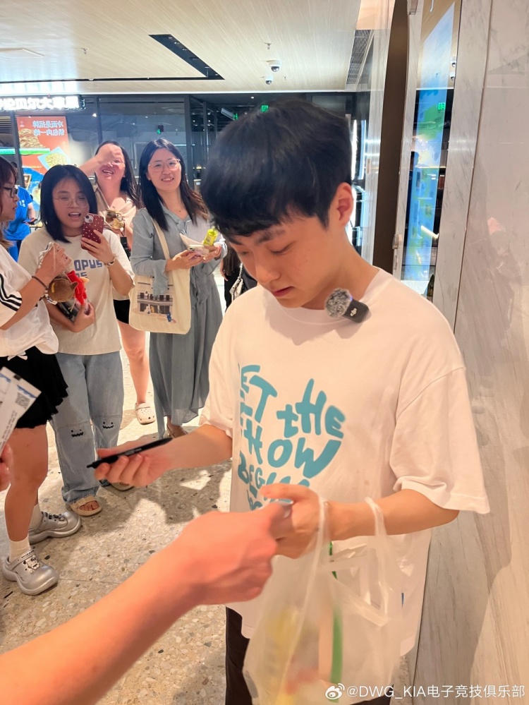 迷你粉丝见面会！DK晒SMK动态：感谢从大老远赶来支持的粉丝们！