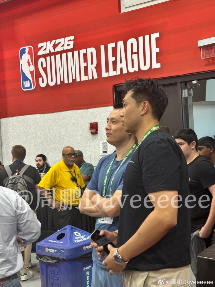 媒体人：上海队主帅卢伟现场观战夏联 与翻译刚下飞机就来场地