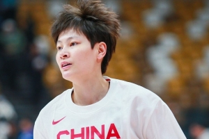 中国女篮球员杨力维和杨舒予谈训练与期待