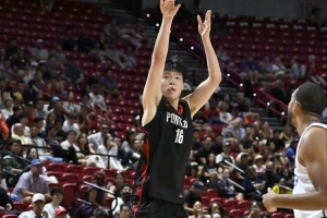 杨瀚森在夏季联赛中表现亮眼