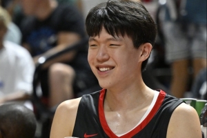 杨瀚森夏联首秀表现抢眼，广厦主教练调侃锻炼秘诀