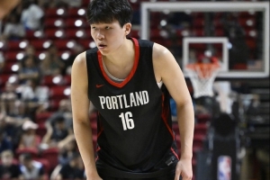 中国中锋杨瀚森完美首秀 NBA夏联赛开拓者大胜勇士