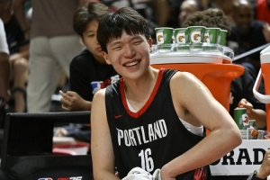杨瀚森首秀闪耀 夏联开拓者大胜勇士