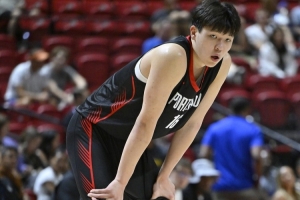 中国中锋杨瀚森亮相NBA夏季联赛，开拓者轻取勇士