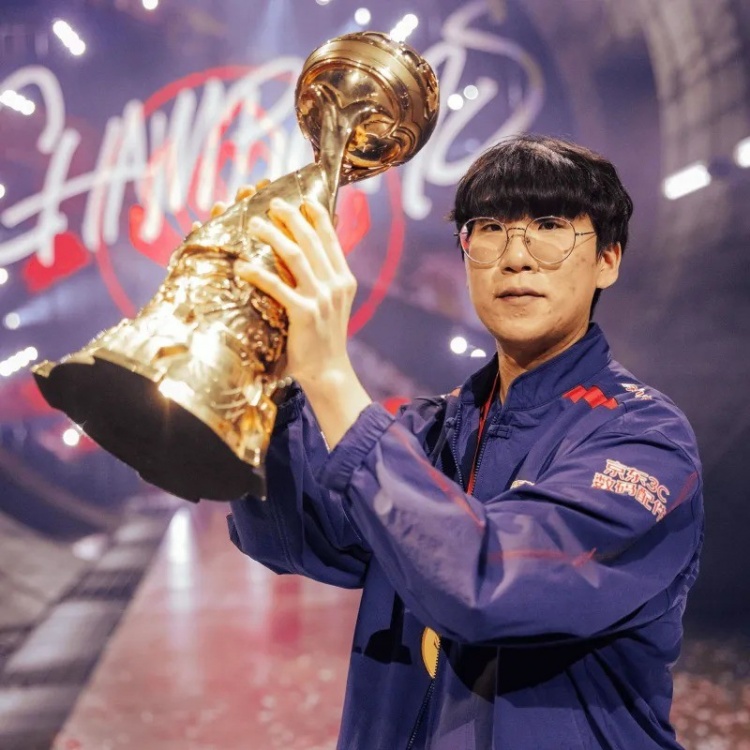 LOL官方发布Ruler选手2023MSI捧杯图:再次为奖杯而来