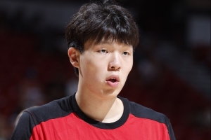 杨瀚森夏季联赛表现获得评论，篮网未能击败灰熊
