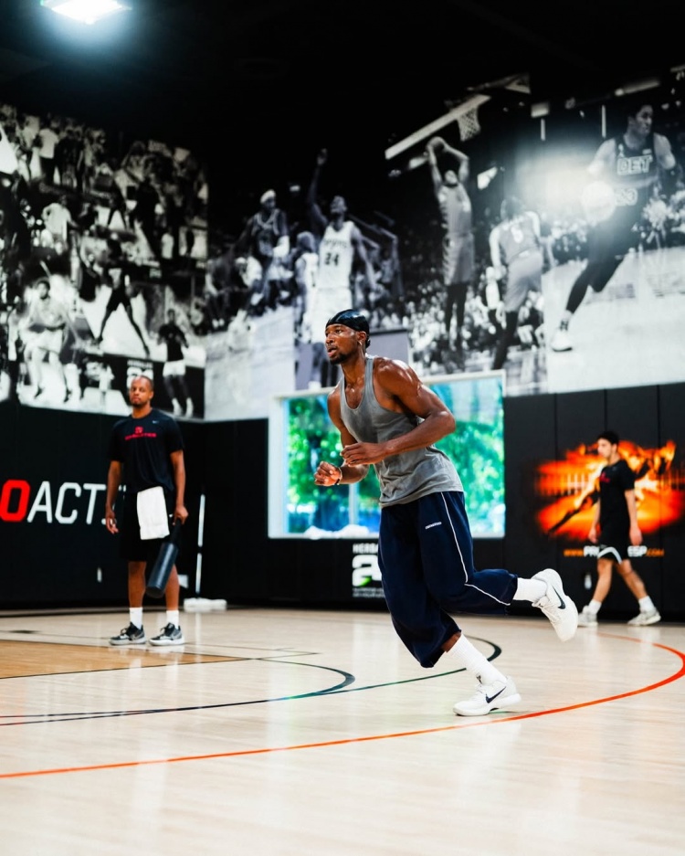 【球盟会】足量输出！库明加今日再次在社媒晒出一大波训练照和训练视频