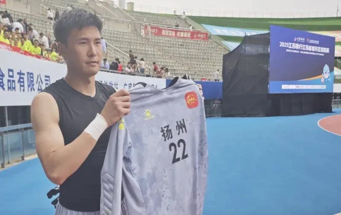 苏州东吴门将李新宇19日中甲比赛结束后，20日将驰援苏超扬州队