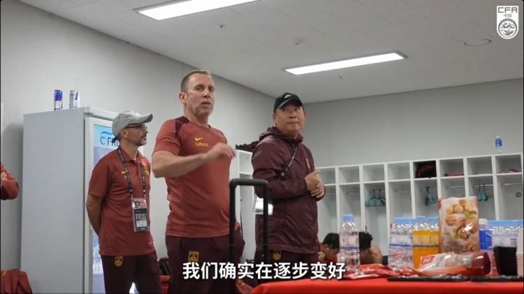 久帅更衣室总结：前两场虽然输了但表现不错，我们确实在逐步变好