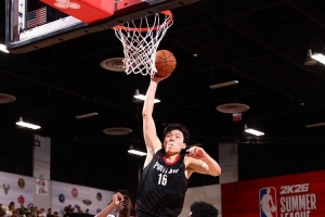 杨瀚森在NBA夏季联赛备受瞩目