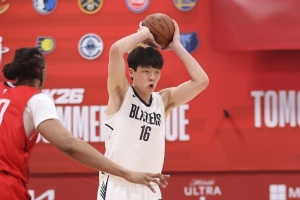 杨瀚森在NBA夏季联赛中表现亮眼