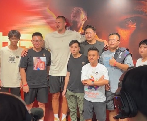 😄一球迷身穿印有约基奇儿童照的T恤  成功逗笑约老师
