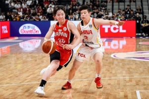 中国女篮输给日本女篮，双塔防守受挫