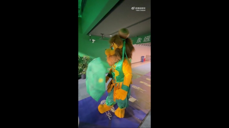 不容易！国安吉祥物热到有些中暑，急忙休息补了一瓶藿香正气