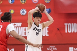 开拓者新秀杨瀚森在夏季联赛中展现风采