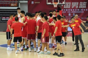 中国男篮在南京站热身赛轻取波黑队