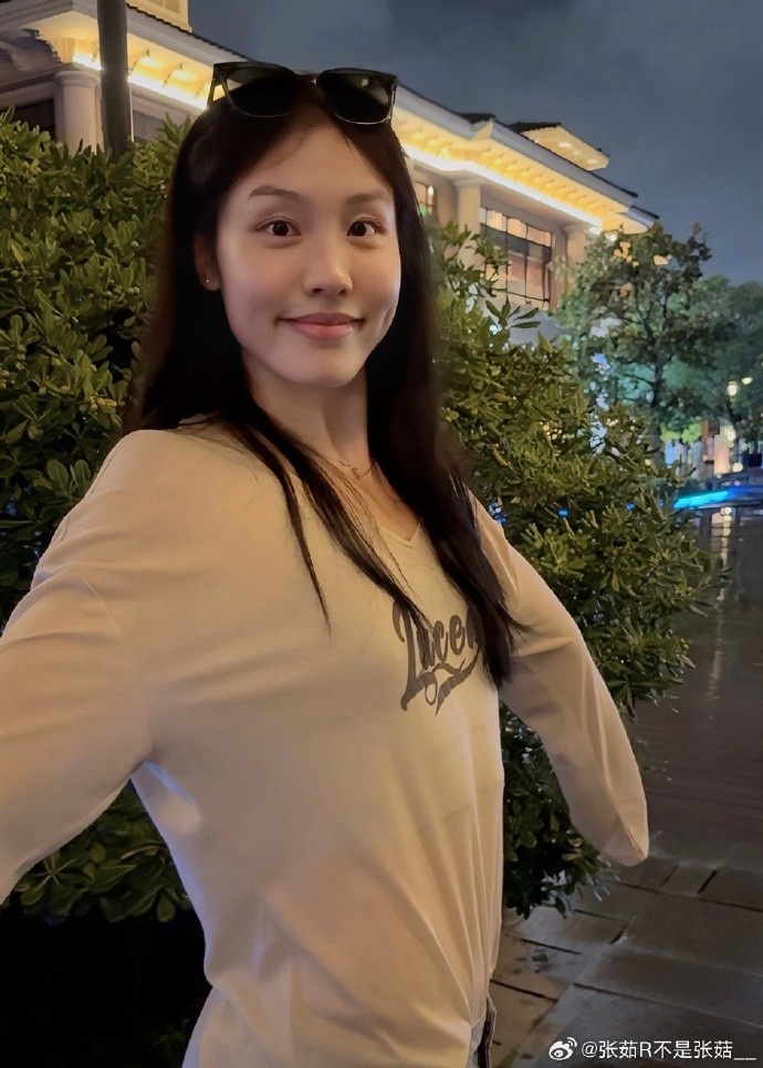 【中国篮球】好久不见！中国女篮球员张茹晒近照：️乌云(图2)