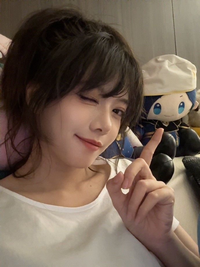 骆歆晒照：跟jinx v 小蛋糕一起玩，怎么说一家三口谁最丑？