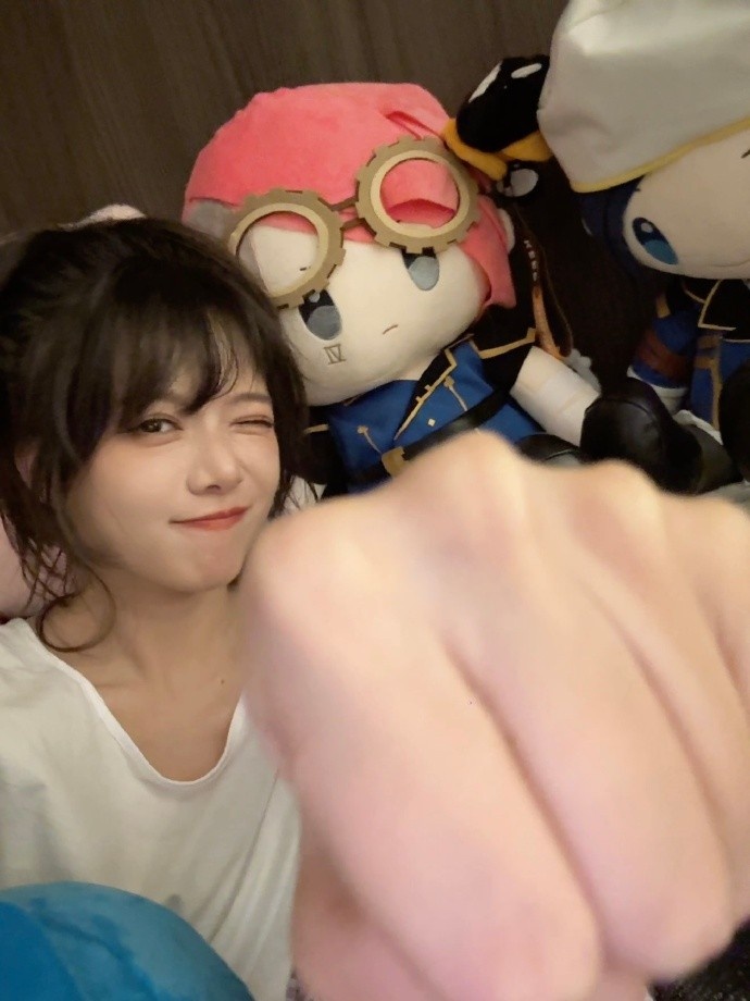 骆歆晒照：跟jinx v 小蛋糕一起玩，怎么说一家三口谁最丑？