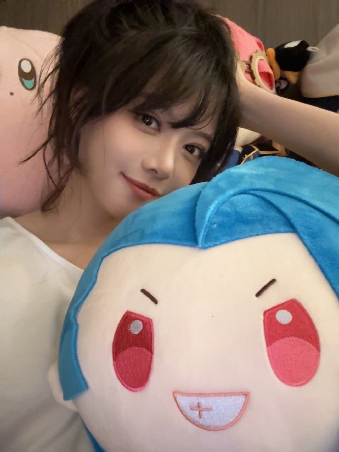 骆歆晒照：跟jinx v 小蛋糕一起玩，怎么说一家三口谁最丑？