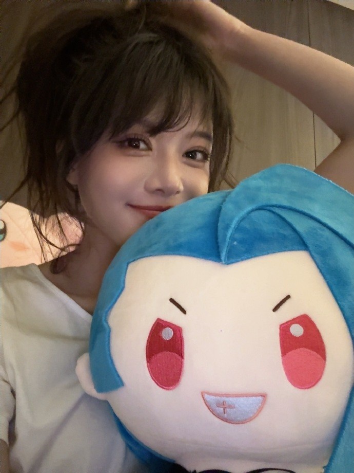 骆歆晒照：跟jinx v 小蛋糕一起玩，怎么说一家三口谁最丑？