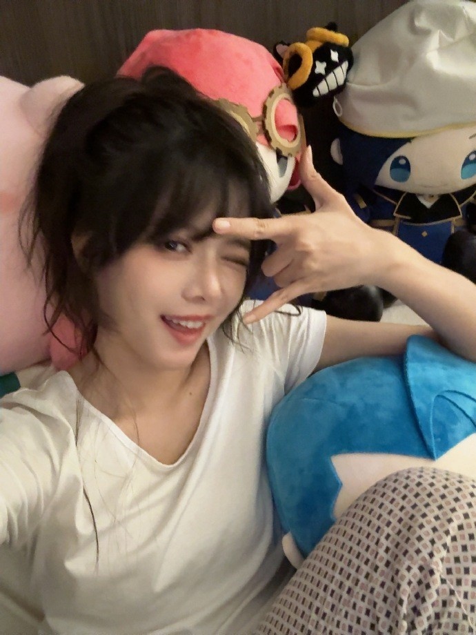 骆歆晒照：跟jinx v 小蛋糕一起玩，怎么说一家三口谁最丑？